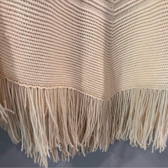 ✨ Banana Republic Merino Wool Poncho – M/L ✨ - Picture 6 of 7